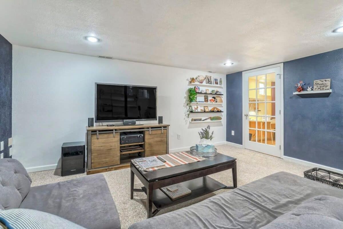 Family Oasis Offices Gym Fenced Yard Holiday home Colorado Springs